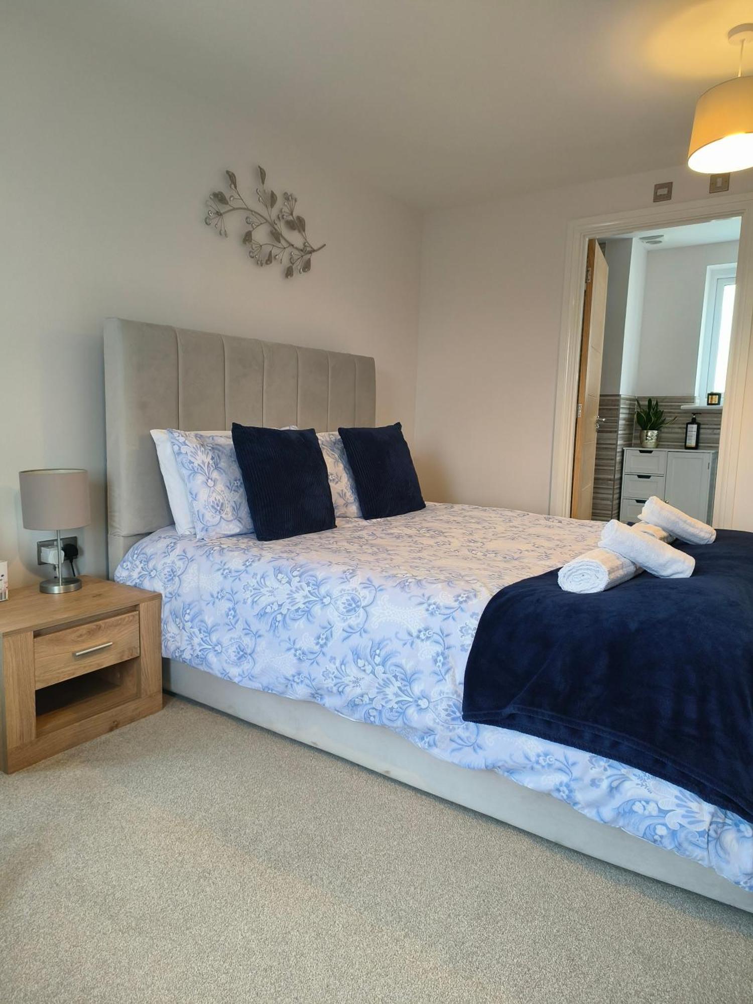 Highgow House Ensuite Bedroom バーンスタプル エクステリア 写真